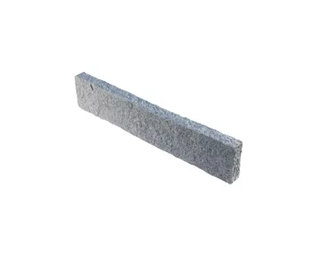 Granitkantsten kløvet, lys grå, 12*25*80-100 cm 