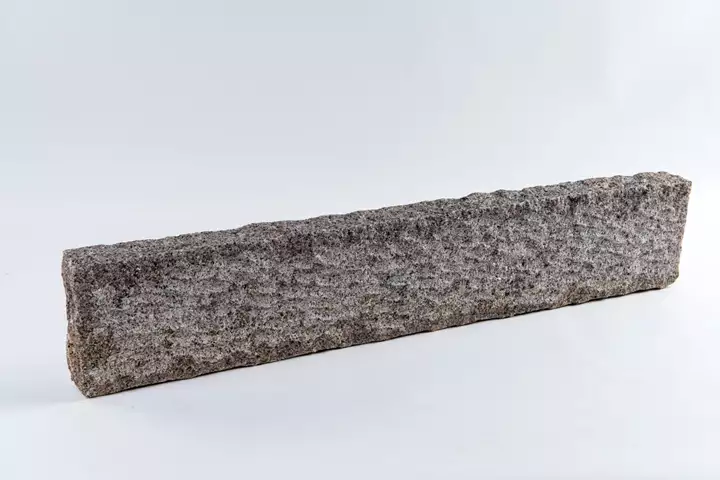 Parkkantsten håndhugget granit, rød grå, 7*20*100 cm 