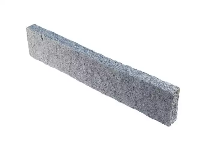 Granitkantsten kløvet, lys grå, 12*25*80-100 cm 