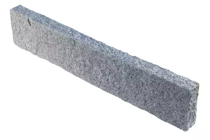Granitkantsten kløvet, lys grå, 8*20*80-100 cm