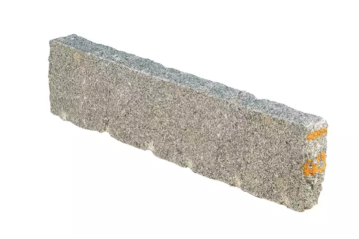 Granitkantsten kløvet, lys grå, 12*30*80-100 cm