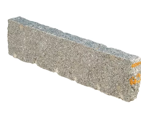 Granitkantsten kløvet, lys grå, 12*30*80-100 cm